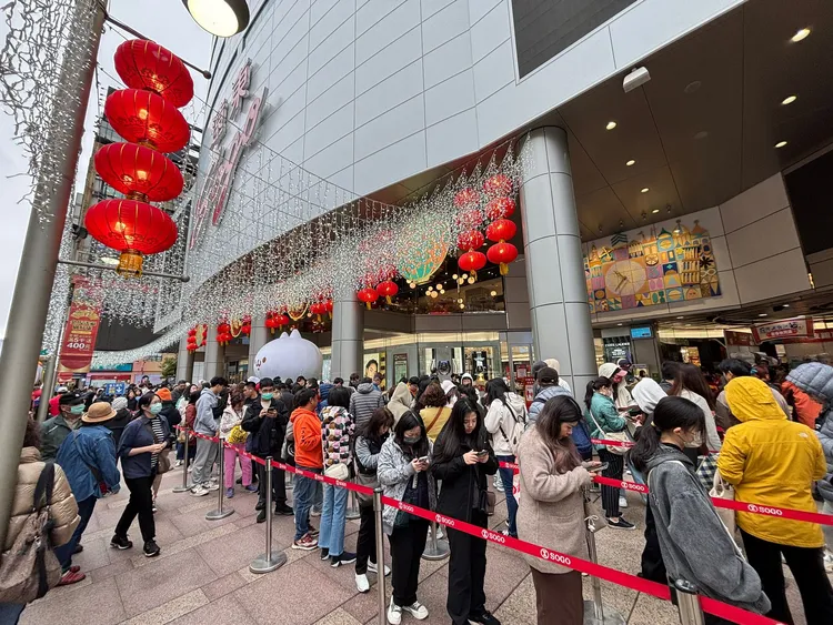業者統計，今日大年初一開店前就陸續有超過500位民眾排隊，媲美週年慶人潮。遠東SOGO提供
