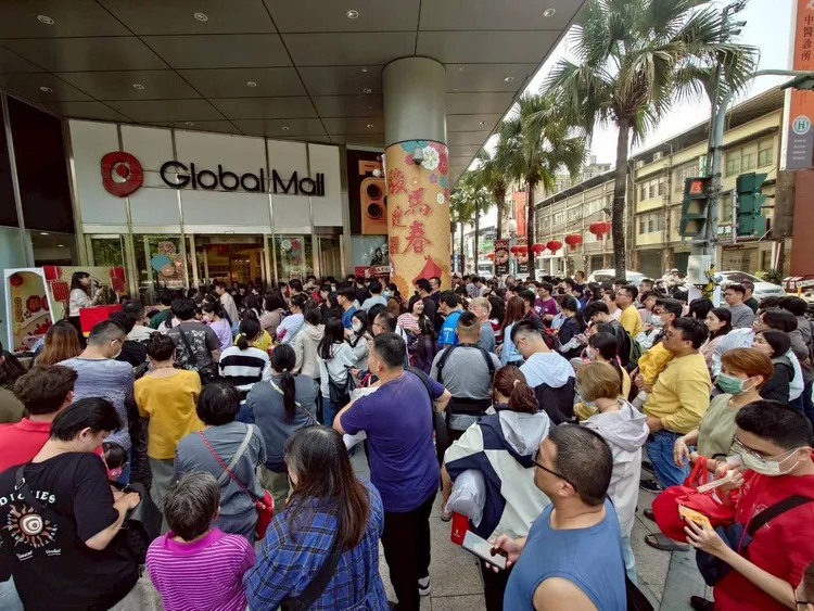屏東店初一開賣限量「馬吉福袋」吸引民眾一早現場排隊。Global Mall提供