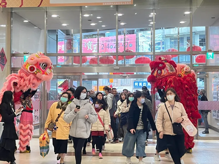 新北中和店初一湧現人潮，有民眾清晨就開始排隊買福袋。Global Mall提供