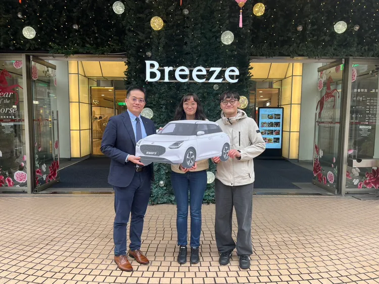 住在桃園市的陳小姐幸運抽出二獎，為價值73萬元的SUZUKI SWIFT 1.2 GLX。微風集團提供