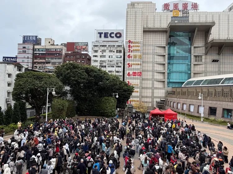 微風廣場大年初一開賣，福袋現場聚集逾千人購買。微風集團提供