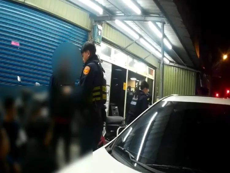 警方逮捕動手嫌犯。翻攝畫面