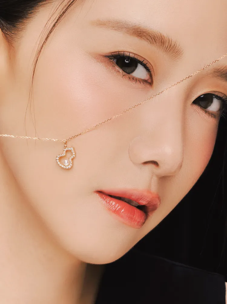 潤娥直接將珠寶貼近臉部，任由鏡頭近距離放大檢視盛世美顏。品牌提供