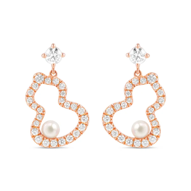 Qeelin Wulu Petite 18K玫瑰金鑲嵌鑽石及Akoya珍珠耳環，11萬8000元。品牌提供