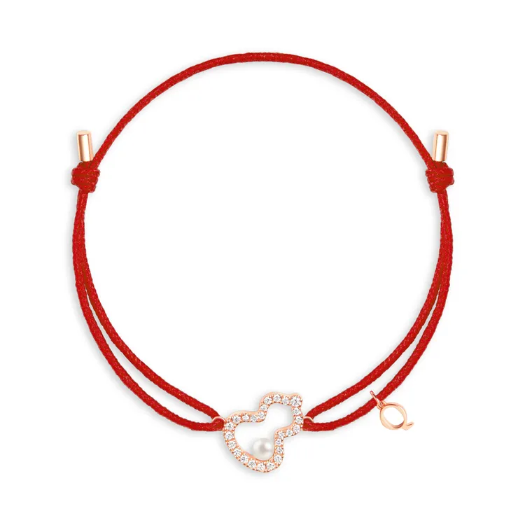 Qeelin Wulu Petite 18K玫瑰金鑲嵌鑽石及Akoya珠紅繩手鍊，4萬9000元。品牌提供