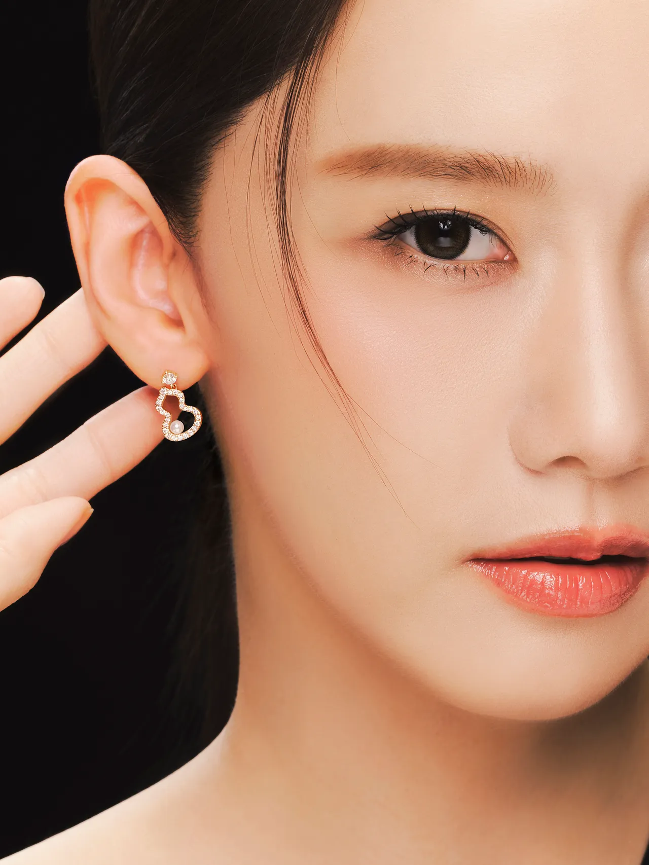 精巧葫蘆垂墜耳環點綴潤娥耳畔。品牌提供