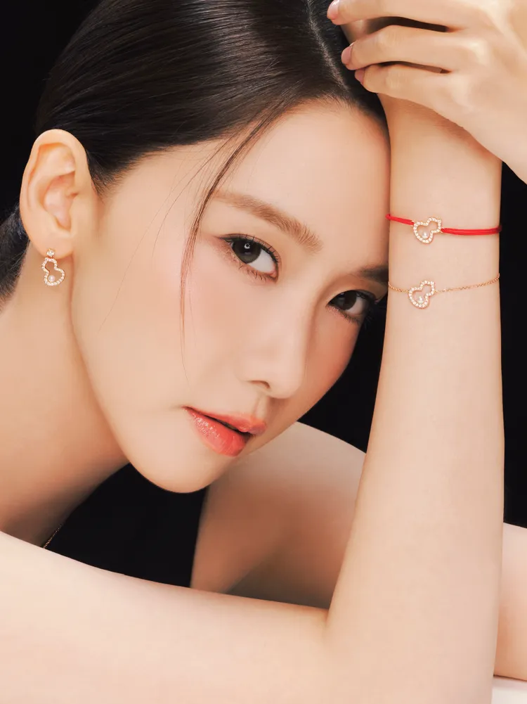 潤娥選用Wulu Petite 18K玫瑰金鑲鑽Akoya珍珠系列妝點全身。品牌提供
