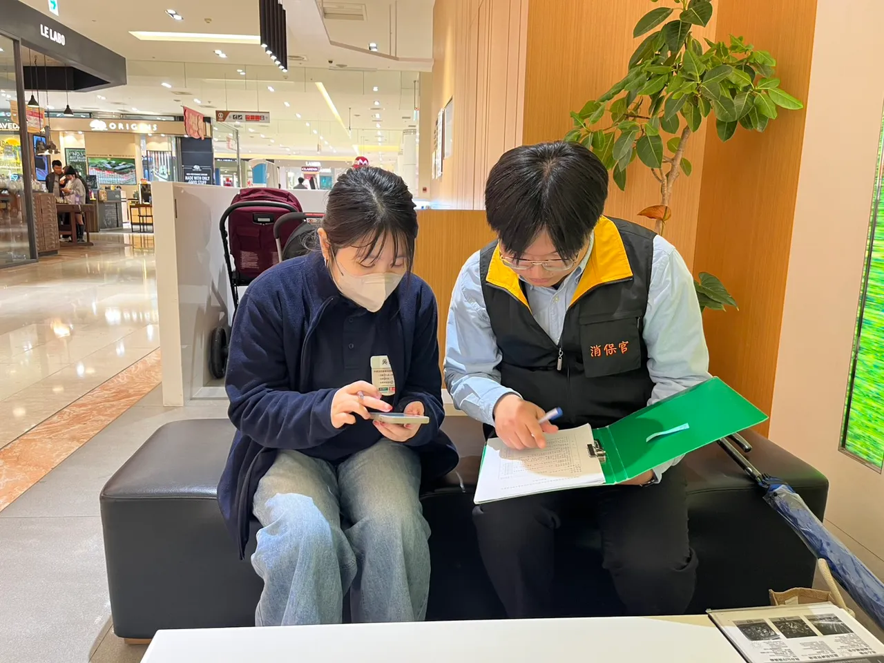 消保官稽查百貨新春福袋為消費者權益把關。新竹市府提供