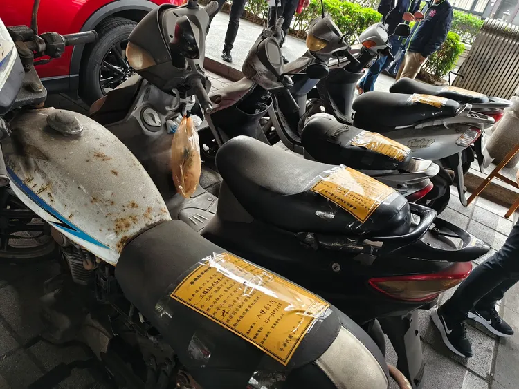 廢棄車輛占公有地。桃園市府提供