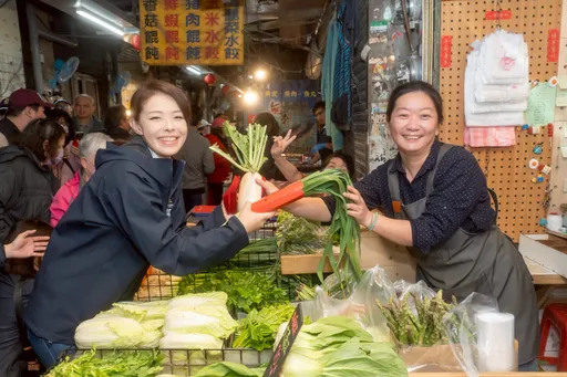年節採買人潮湧現！高虹安走訪傳統市場　發放開運紅包向市民拜年