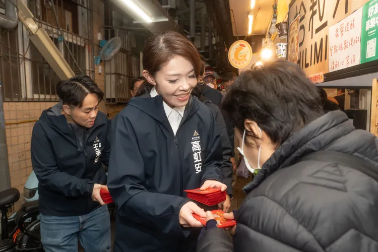 高虹安發放開運小紅包。新竹市府提供
