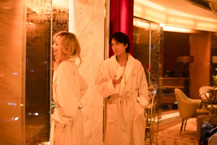 鄭秀文（左）和黃子華有床戲。華映娛樂提供