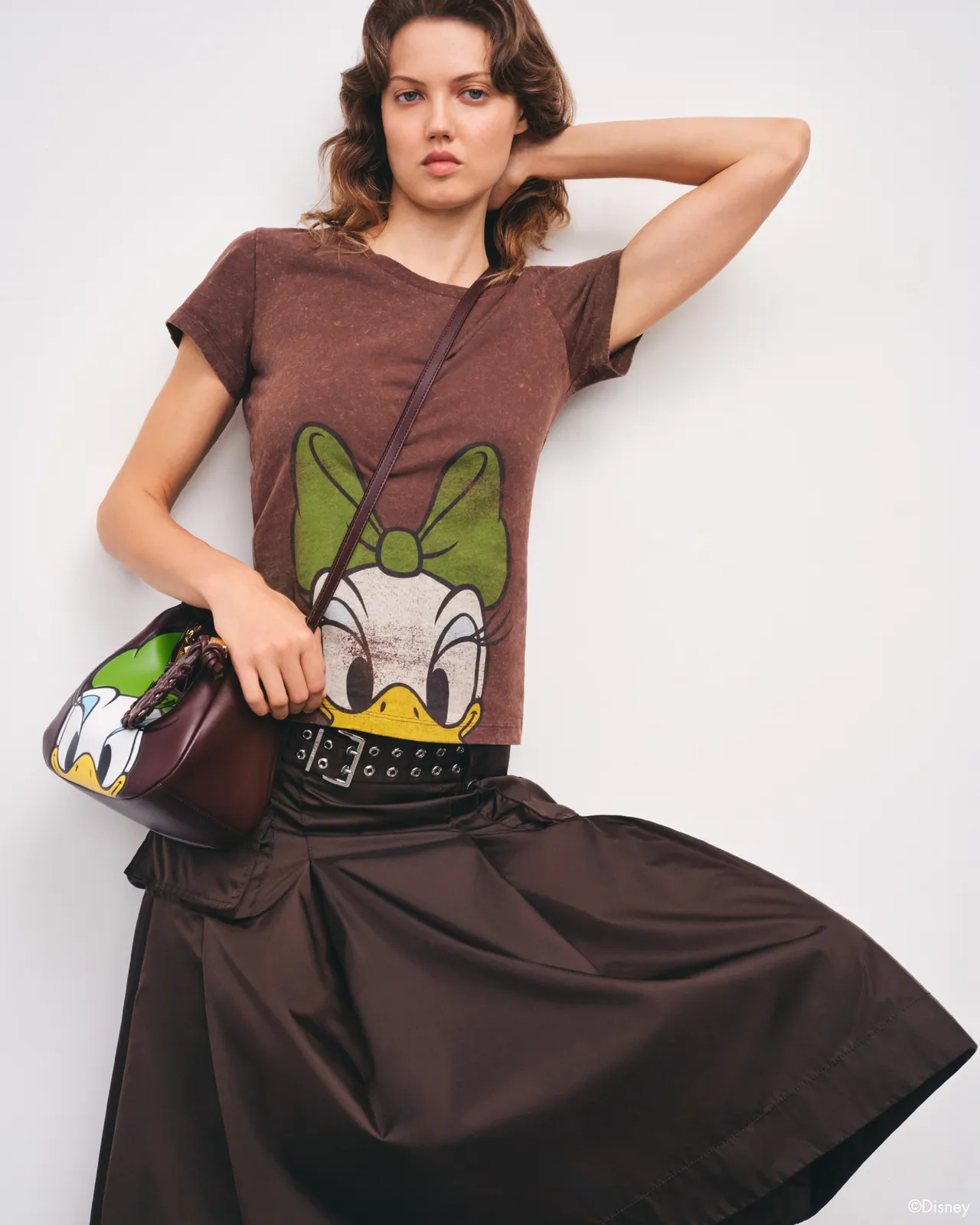 做舊質感的上衣以綠色點亮細節，讓穿搭在率性中透出繽紛色彩。品牌提供