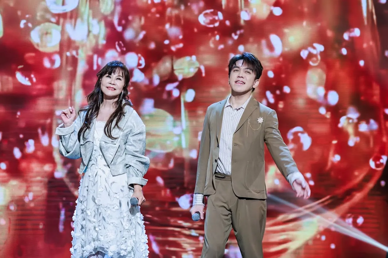 龍千玉（左）、許志豪合唱。中天電視提供