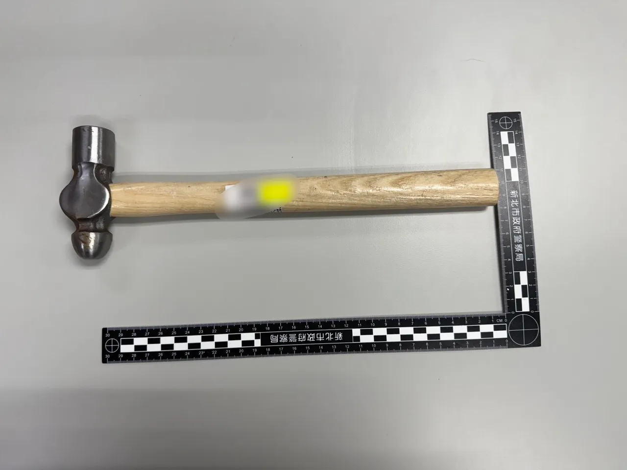 警方查扣鐵鎚。翻攝畫面