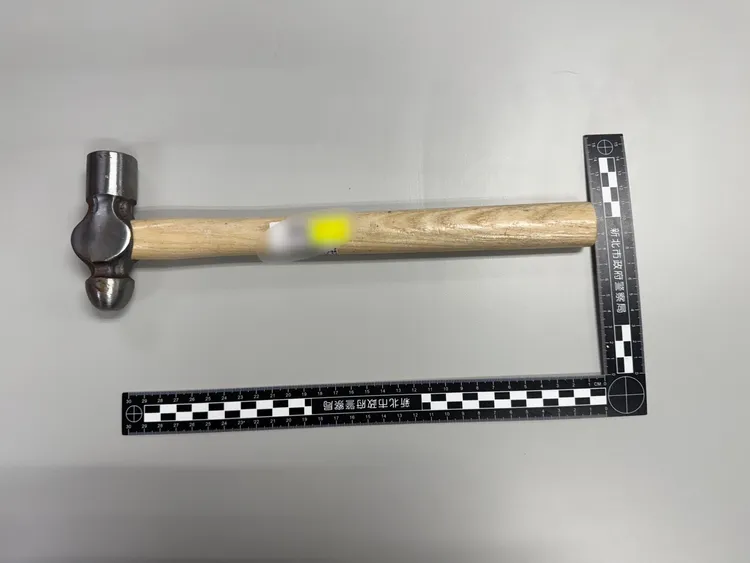 警方查扣鐵鎚。翻攝畫面