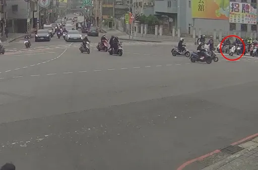 有夠派！新莊騎士誤認「被瞪」　徒手扁人還拿出鐵槌逼進