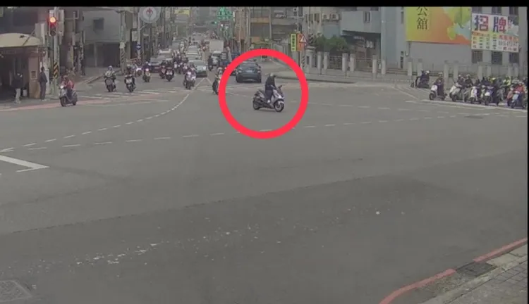 被害人轉彎就被誤認在瞪人。翻攝畫面