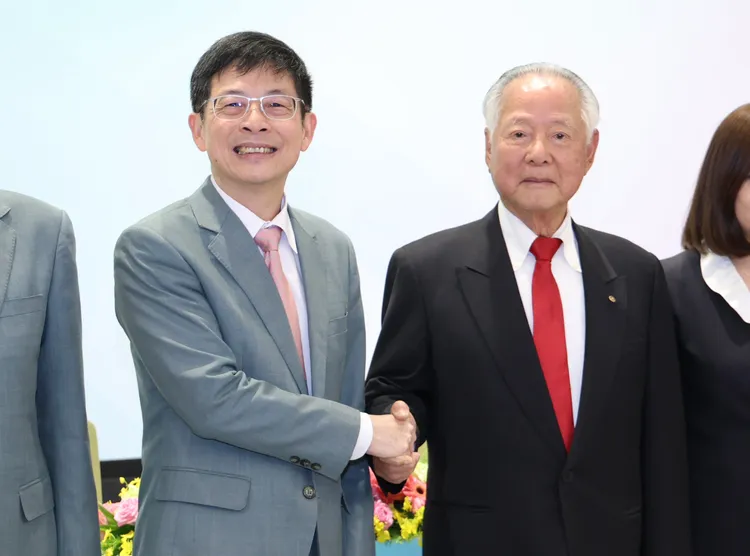 玉山金併購三商壽進度，目前員工安置計畫協商進行中，預計併購基準日落在2026年第三季。圖為玉山金併購三商人壽聯合記者會，玉山金控董事長黃男州(左起)、三商人壽董事長翁肇喜。資料照片。莊宗達攝