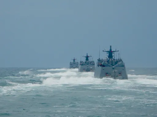 洩密疑慮！海軍垃圾扔海裡　驚見艦長職章、官兵個資