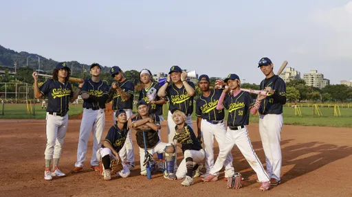 再嘴啊！白雲自誇「專情」引雷雨　《閃帥棒球隊》狼狽困淹水球場3小時