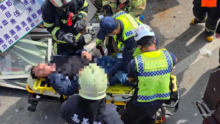 砂石車駕駛一度受困車中，警消將人救出送醫，暫無生命危險。民眾提供