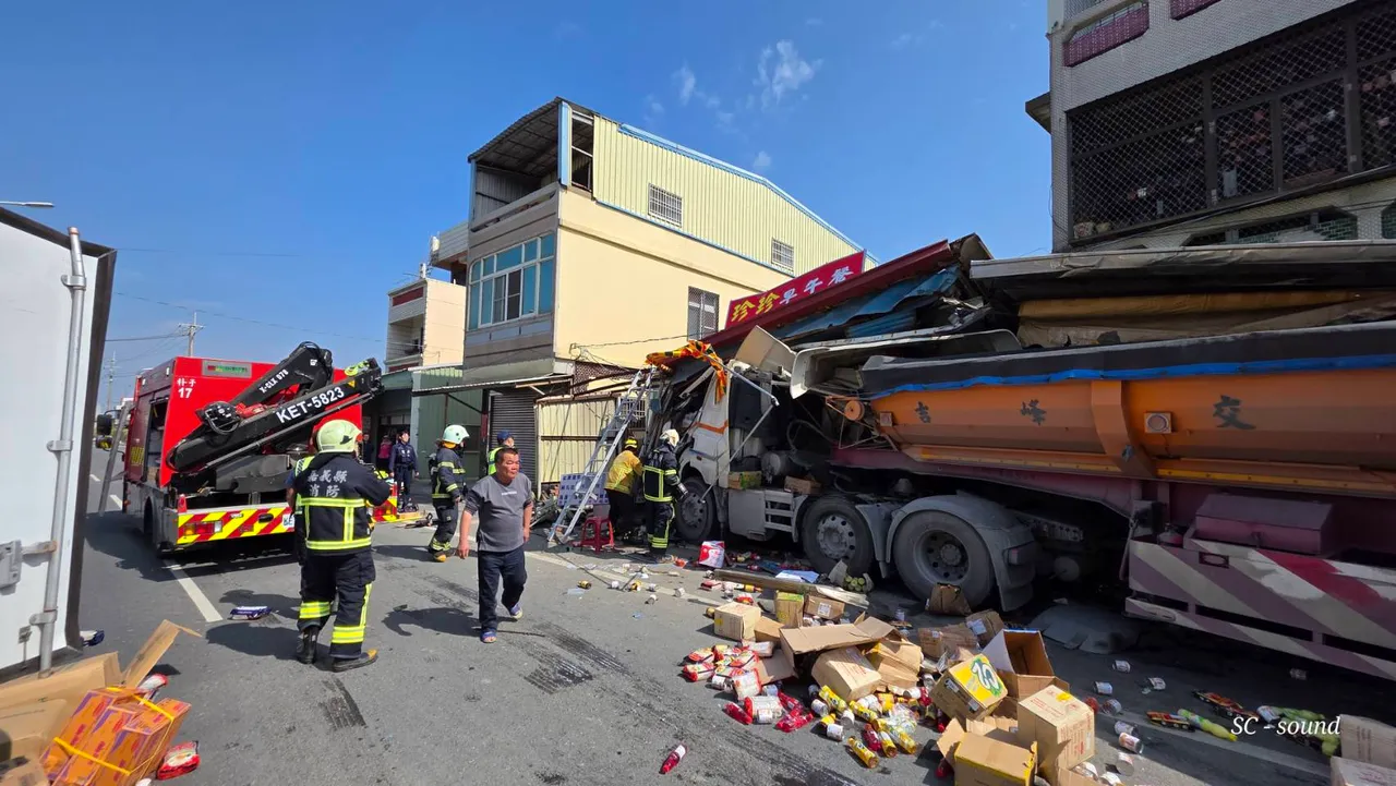 事件疑似是3車發生碰撞，砂石車才失控衝向路旁店家。民眾提供