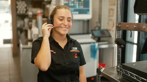 漢堡王推AI耳機評分員工友善度　監控疑慮引熱議