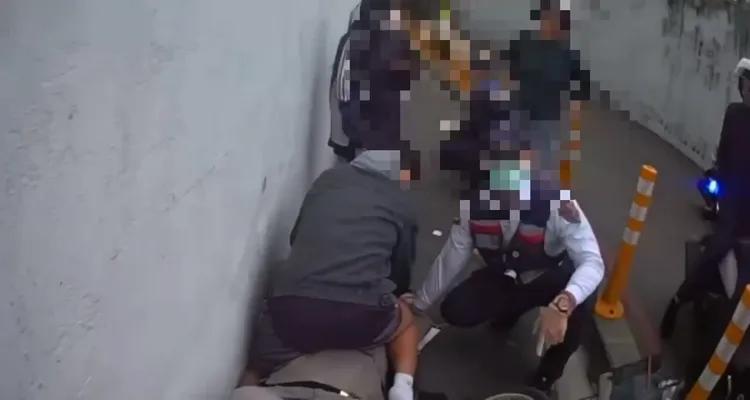 馬男騎電動自行車撞到行人，引發口角，還動手打對方，被簡男制伏在地。翻攝畫面