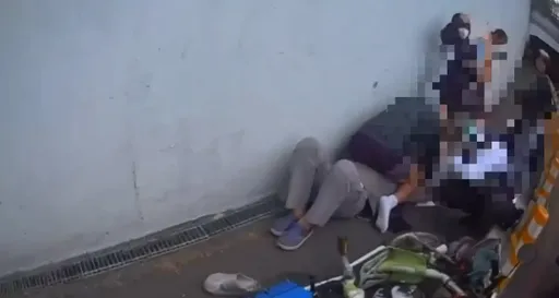 電車男逆向撞行人！引發口角還毆打對方　男大生見義勇為壓制遭砸頭