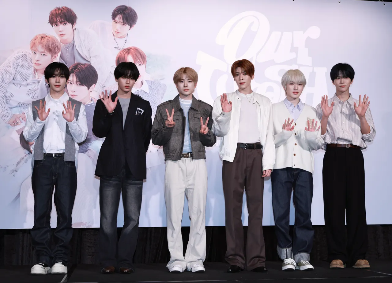 RYO（左起）、RIKU、YUSHI、SION、SAKUYA、JAEHEE揮手打招呼、。彭欣偉攝