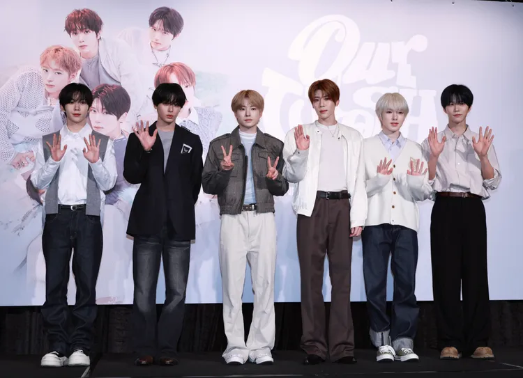 RYO（左起）、RIKU、YUSHI、SION、SAKUYA、JAEHEE揮手打招呼、。彭欣偉攝