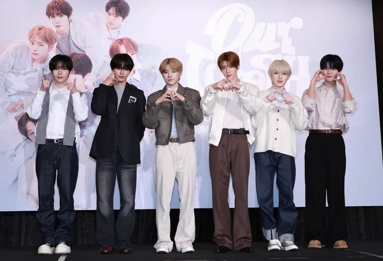 RYO（左起）、RIKU、YUSHI、SION、SAKUYA、JAEHEE擺出愛心手勢。彭欣偉攝