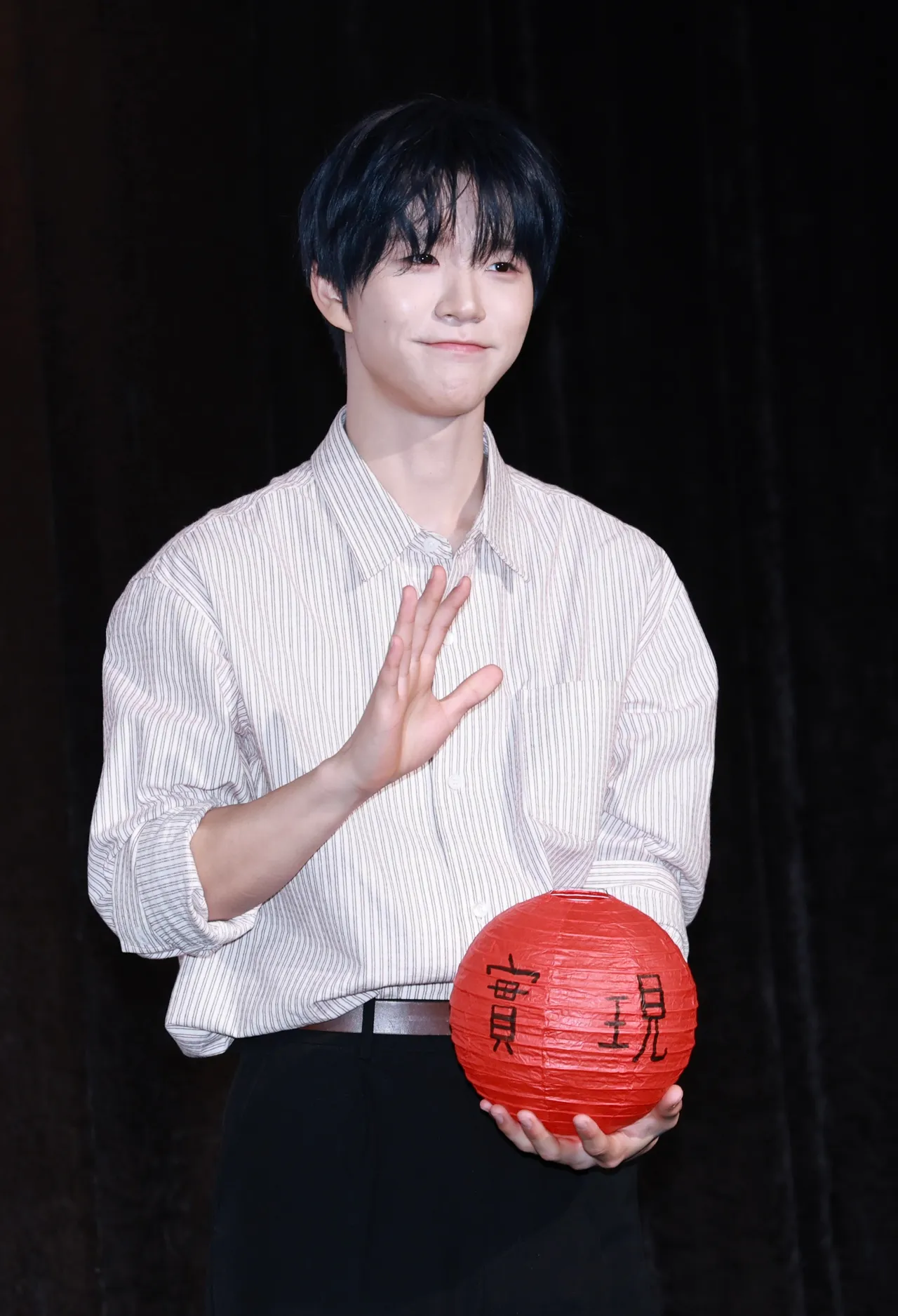 JAEHEE最近買了遊戲機，讓成員在宿舍裡廝殺。彭欣偉攝