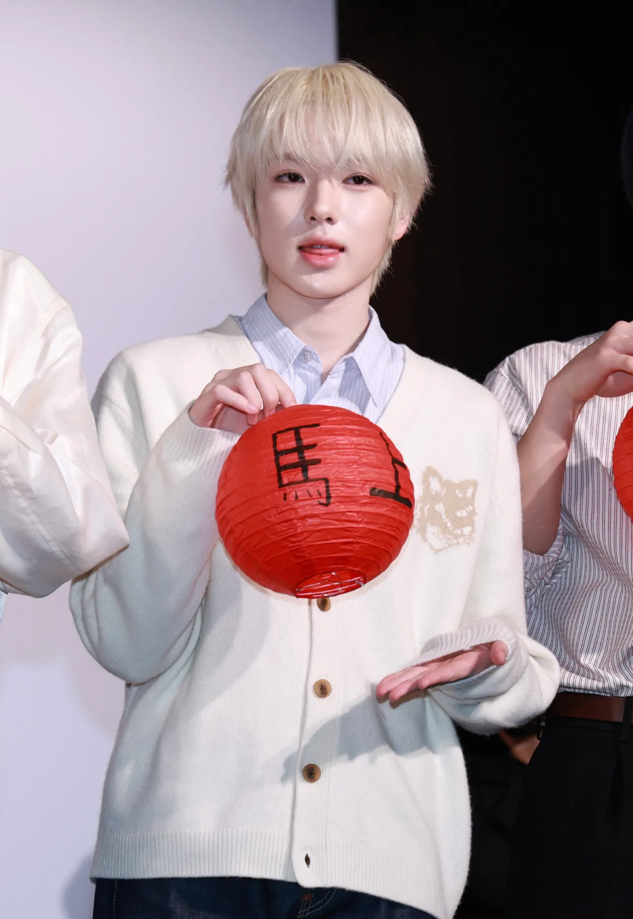 SAKUYA是團內可愛代表，拍照時小吐舌頭。彭欣偉攝