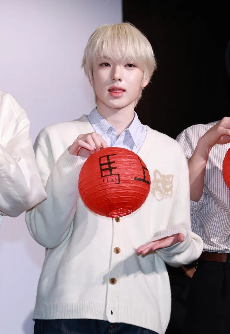 SAKUYA是團內可愛代表，拍照時小吐舌頭。彭欣偉攝