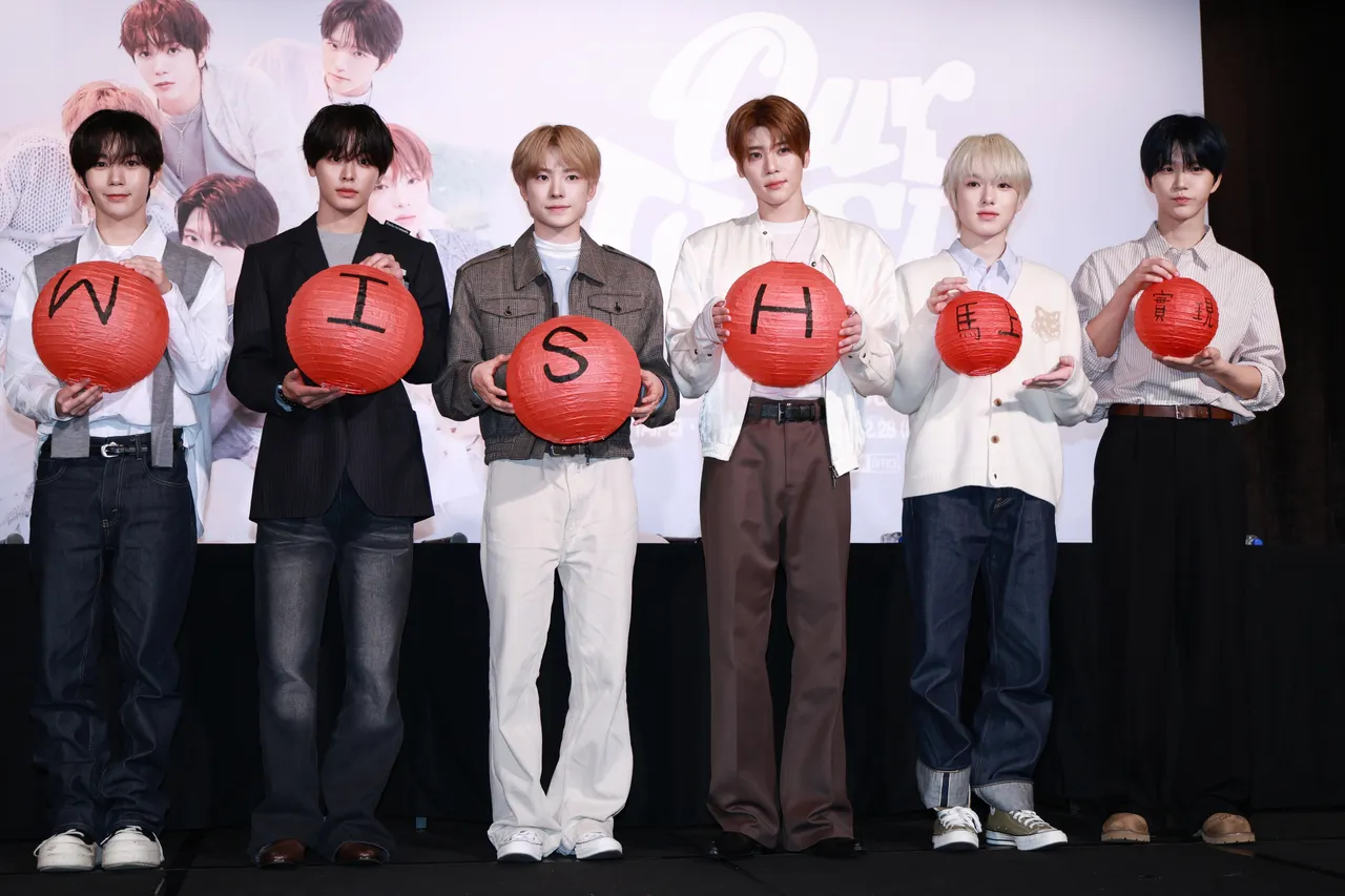 RYO（左起）、RIKU、YUSHI、SION、SAKUYA、JAEHEE拿著「WISH馬上實現」燈籠祝福。彭欣偉攝
