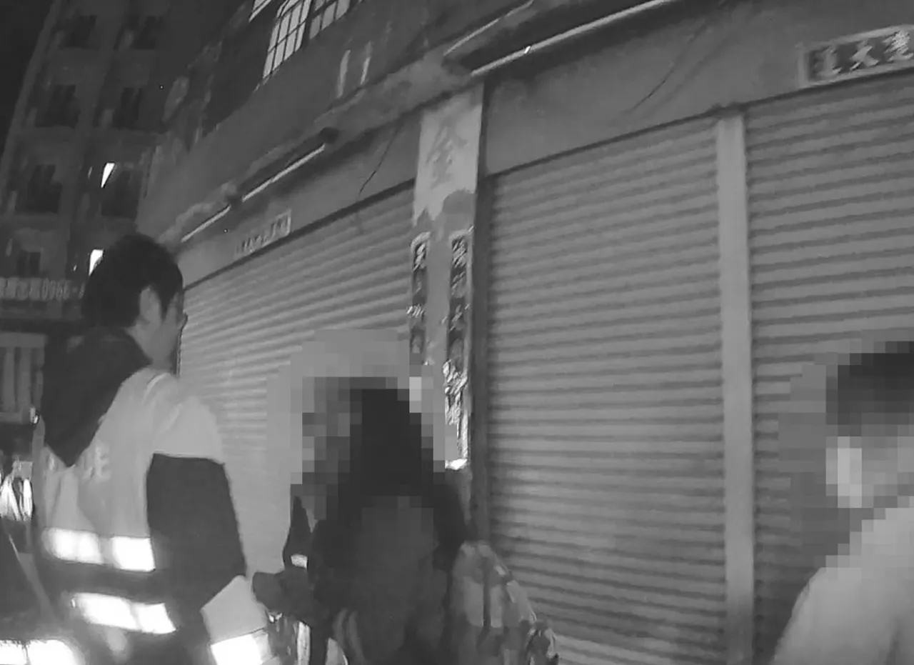 員警到場提供護鈔服務。民眾提供