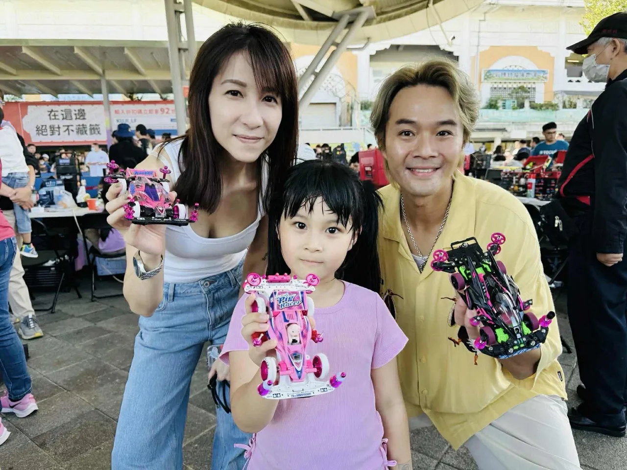 柯大堡（右）全家都迷上四驅車。三川娛樂提供