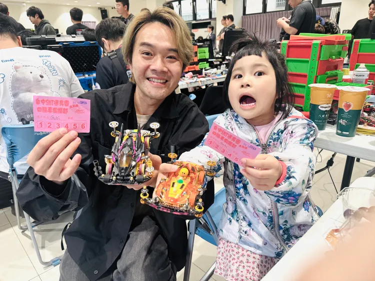 柯大堡與女兒嘎逼一起參加四驅車比賽。三川娛樂提供