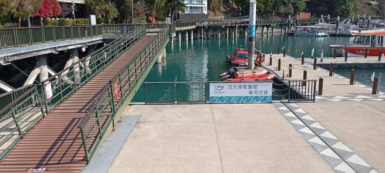 日月潭四大碼頭面潭左側引橋全面裝設防滑設施，增加踏步摩擦力。日管處提供