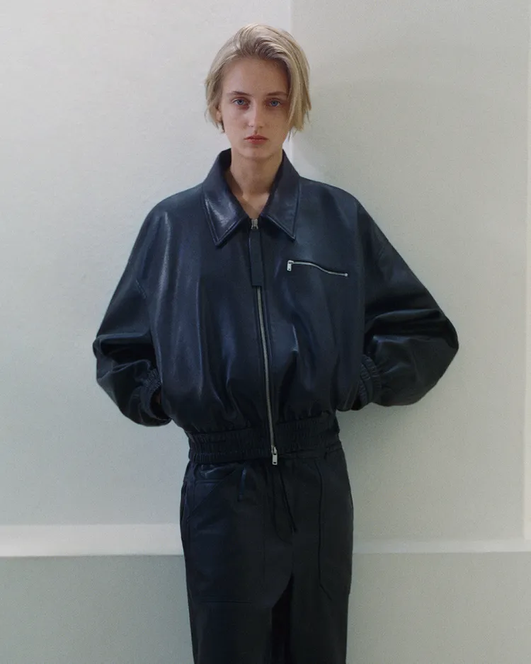 JIL SANDER黑色皮夾克，15萬8400元。品牌提供