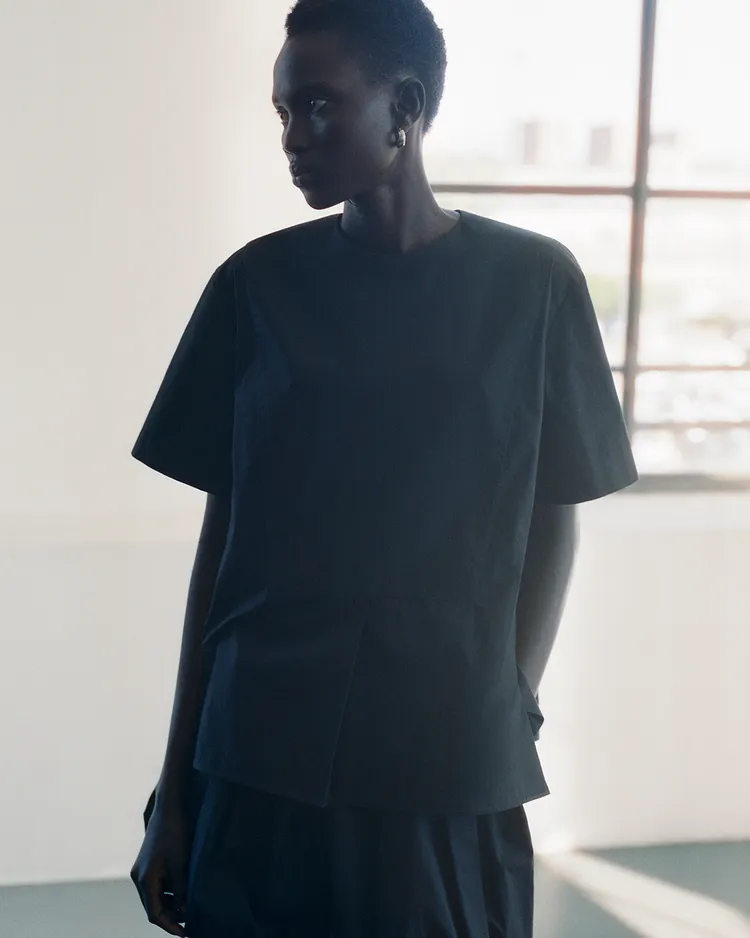 JIL SANDER以理性、去除多餘裝飾的設計思維挑戰主流美學。品牌提供