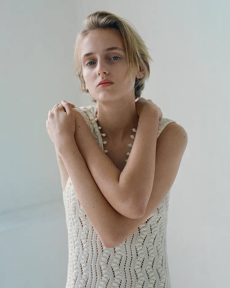 JIL SANDER服裝的每道線條與剪裁比例，皆源自對面料特性與人體結構的精準掌握。品牌提供