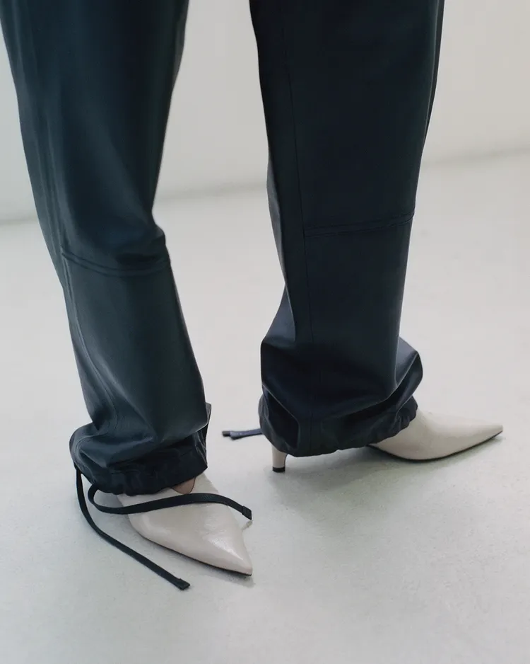 JIL SANDER黑色造型抽繩長褲，18萬2600元。品牌提供