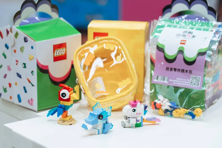 「我的動物萌友」活動同步推出限定滿額好禮，超萌「樂高®曬娃包」首度登場，透明小視窗設計可展示親手拼砌的動物作品。樂高提供