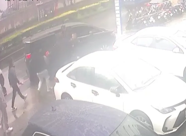 債務糾紛，1家3口當街遭擄。翻攝畫面