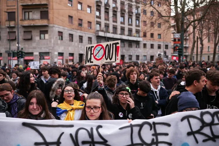 義大利米蘭民眾上街抗議ICE。路透