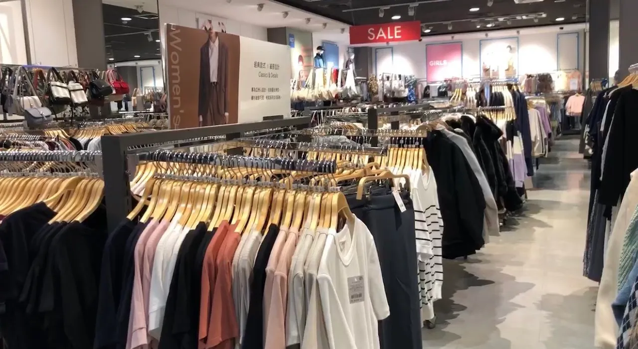 本土服飾品牌NET每年都會贈送家扶中心提貨券，讓受扶兒添新衣，16年不間斷。民眾提供