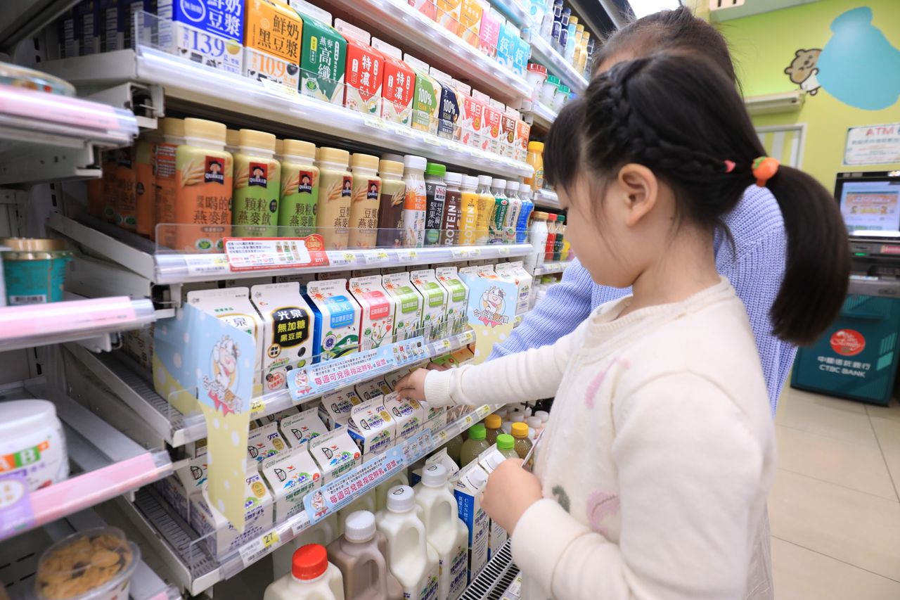 中市府啟動「有鈣讚計畫」 24萬學童周領1瓶乳品!私小生除外